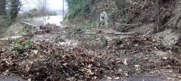Κατολίσθηση στην Ευρυτανία – Βράχια και πεσμένα δέντρα έκλεισαν τον δρόμο (εικόνες)